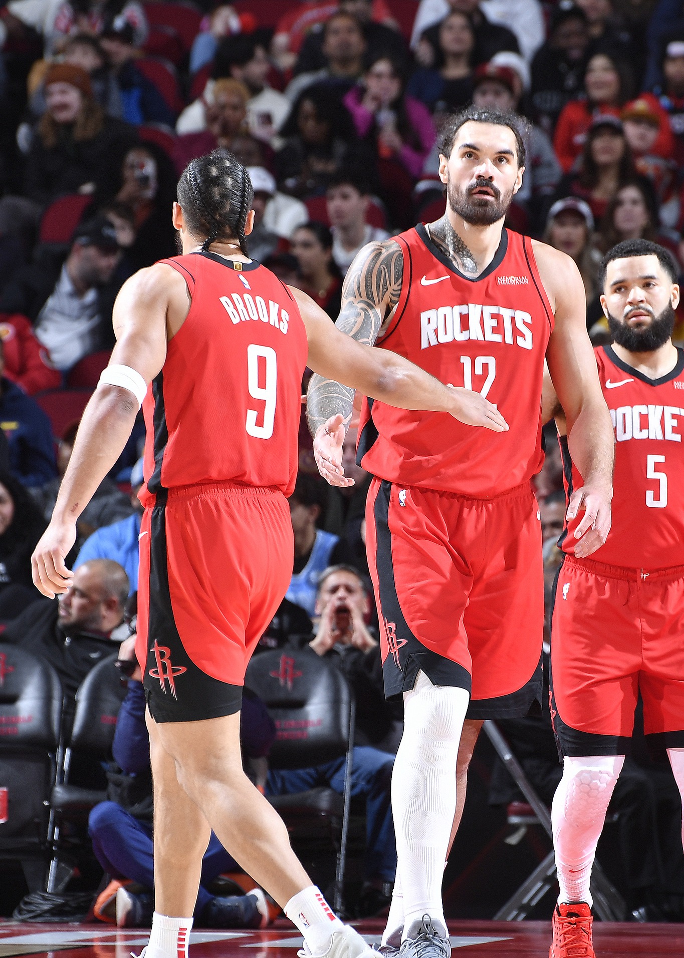 冲刺阶段突围战来临；休斯敦火箭围绕NBA总决赛再遭质疑；赛场秩序良好；资深球员宣示担当的简单介绍